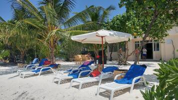 Plage privée, sable blanc, parasols, serviettes de plage