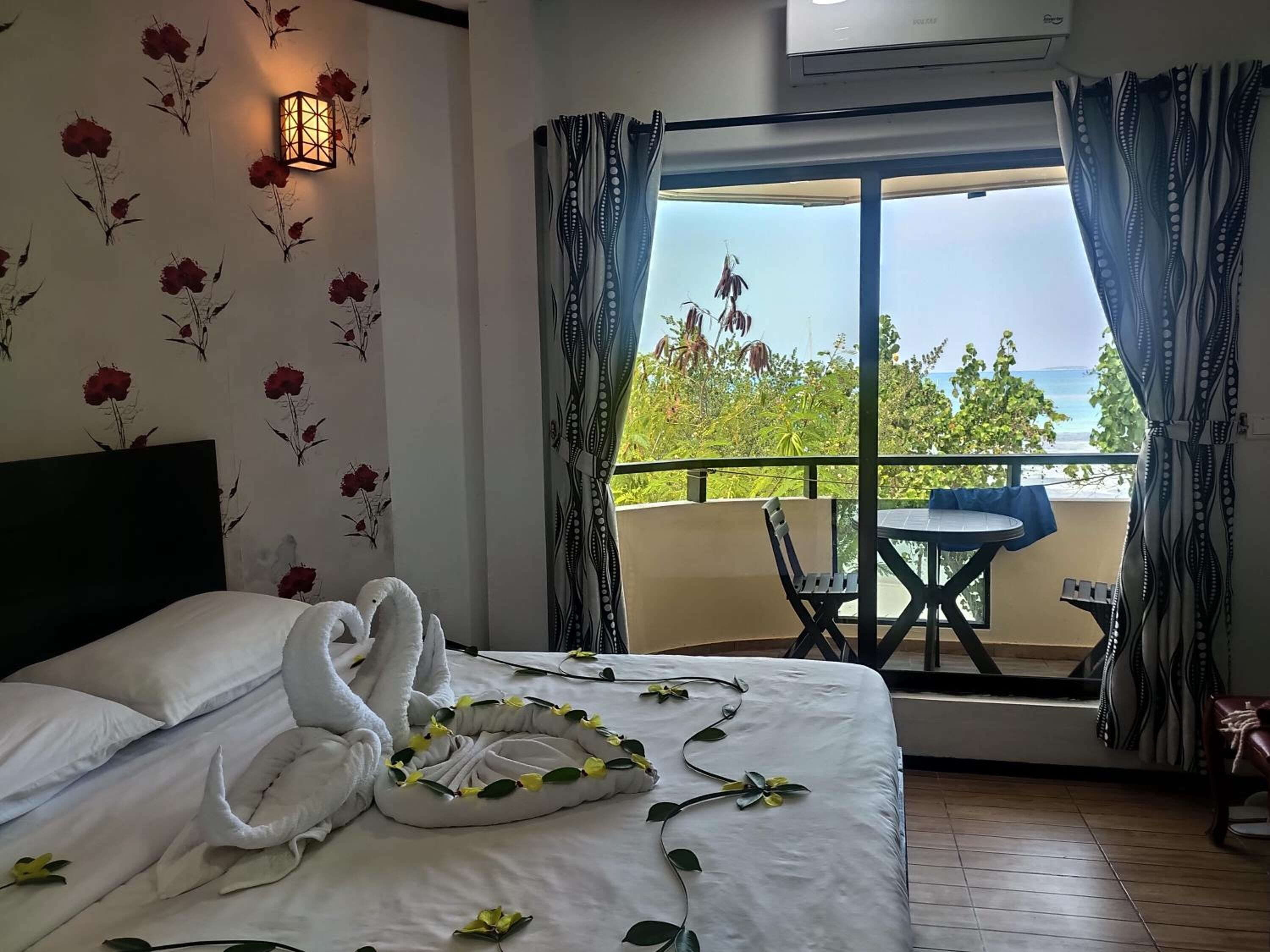 Minibar, in-room safe, individually decorated, individually furnished