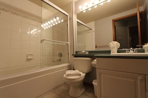 Combined shower/tub, hair dryer, towels