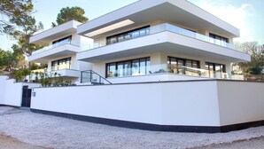 A modern multi-story building with a flat roof, large windows, and balconies. - Moderne Ferienwohnung in Malinska mit Pool (Milcetici)