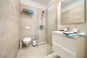 Baignoire, sèche-cheveux, bidet, serviettes fournies