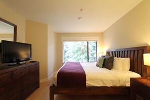 3 bedrooms, iron/ironing board, free WiFi, bed sheets - Snowberry #25 | 3 Bedroom with Kitchen, Fireplace and Balcony (Whistler)