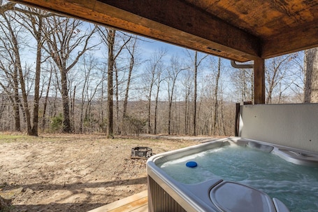Outdoor spa tub. Rustic Coyote Ridge Cabin with a Hot Tub