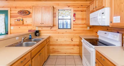 Rustic Coyote Ridge Cabin with a Hot Tub