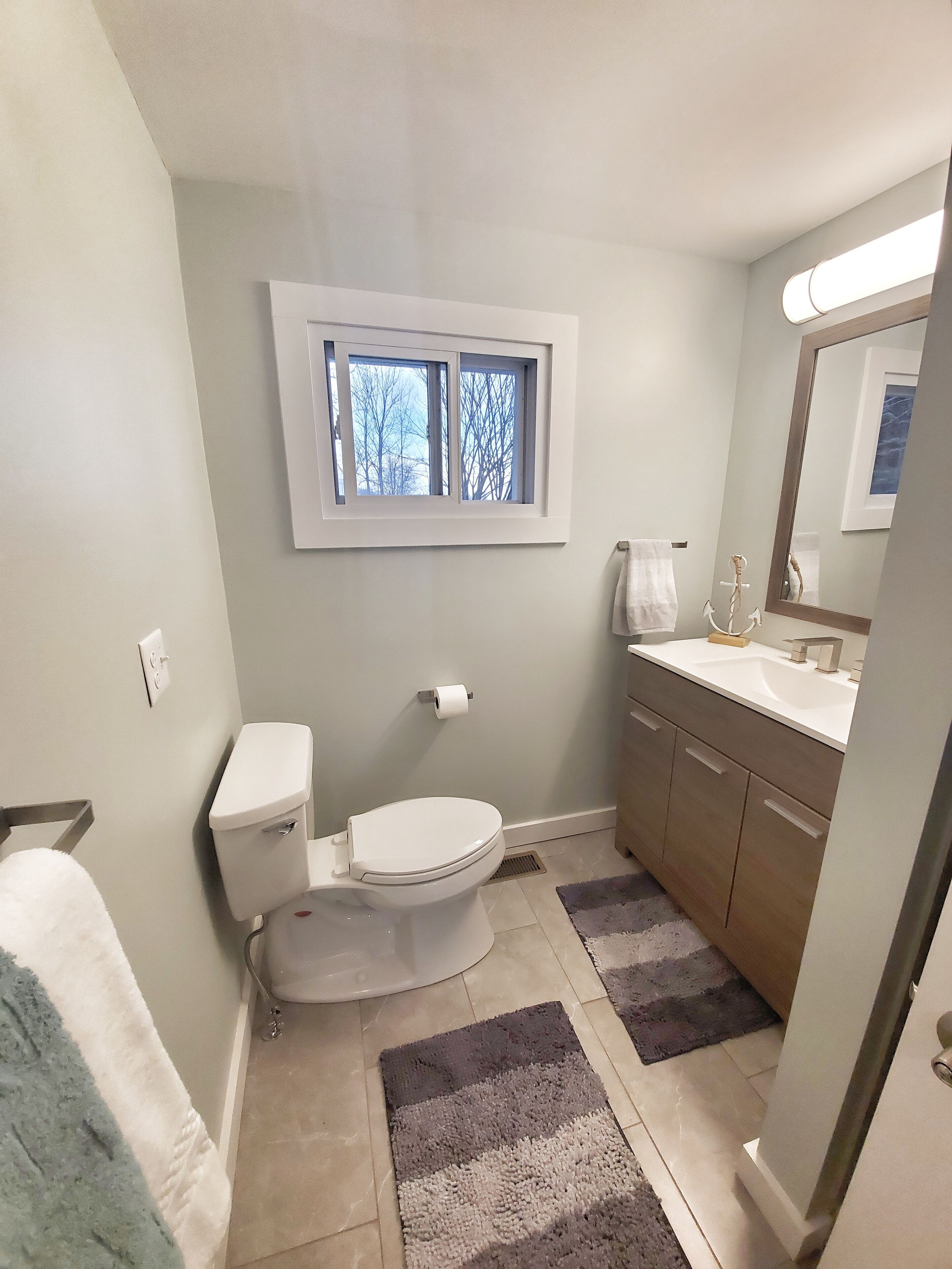 Dusj, hårføner, håndklær og toalettpapir