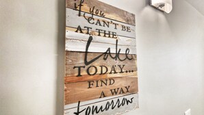 Un letrero de madera con texto motivacional en una pared.