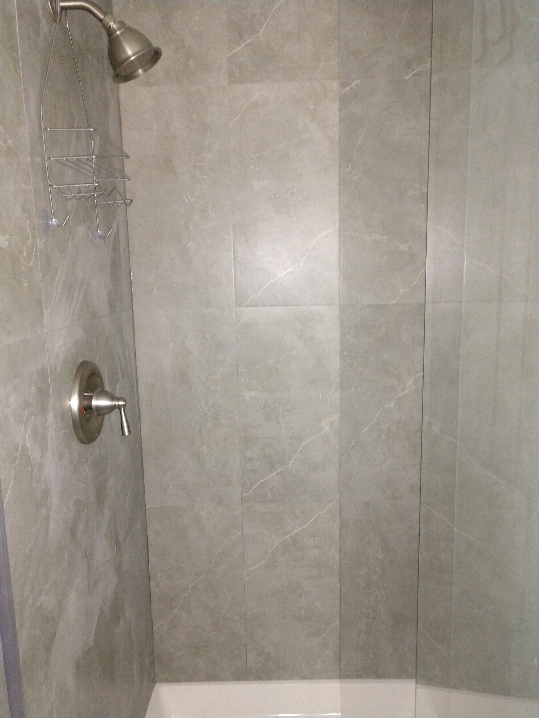 Dusche, Haartrockner, Handtücher, Toilettenpapier