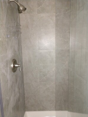 Douche, sĂšche-cheveux, serviettes fournies, papier toilette