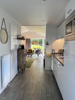 Réfrigérateur, micro-ondes, plaque de cuisson, lave-vaisselle