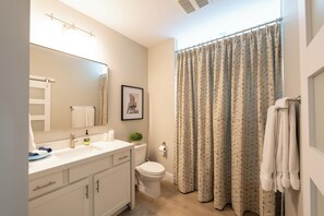 Bathtub, hair dryer, towels, soap - Broadway Frank...Luxury with Sweeping downtown views (Nashville)