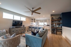 Smart TV - Broadway Frank...Luxury with Sweeping downtown views (Nashville)