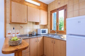 Réfrigérateur, micro-ondes, lave-vaisselle, cafetière/bouilloire