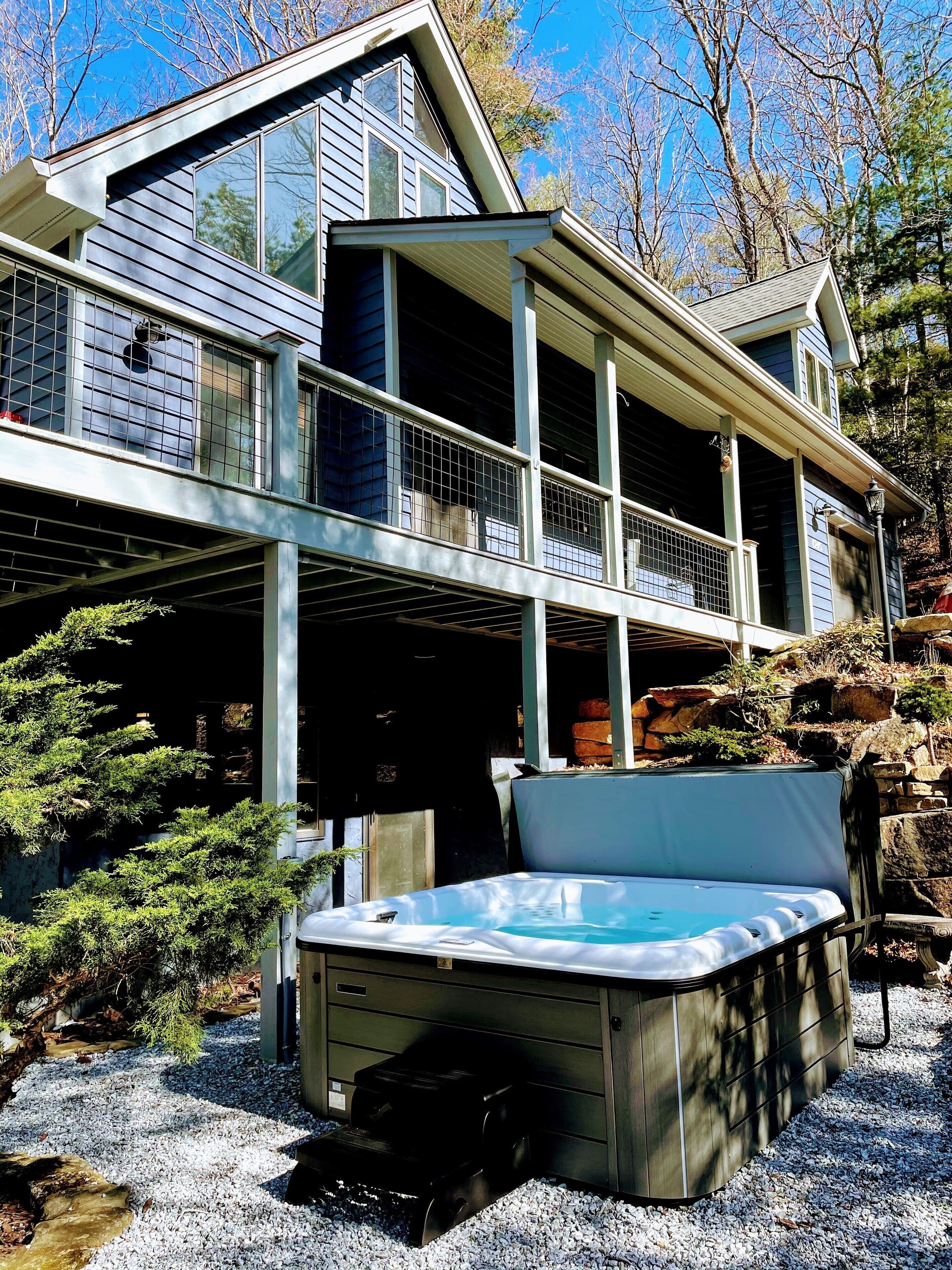 Mountain views, spacious Sapphire family rental w/ high speed internet & hot tub