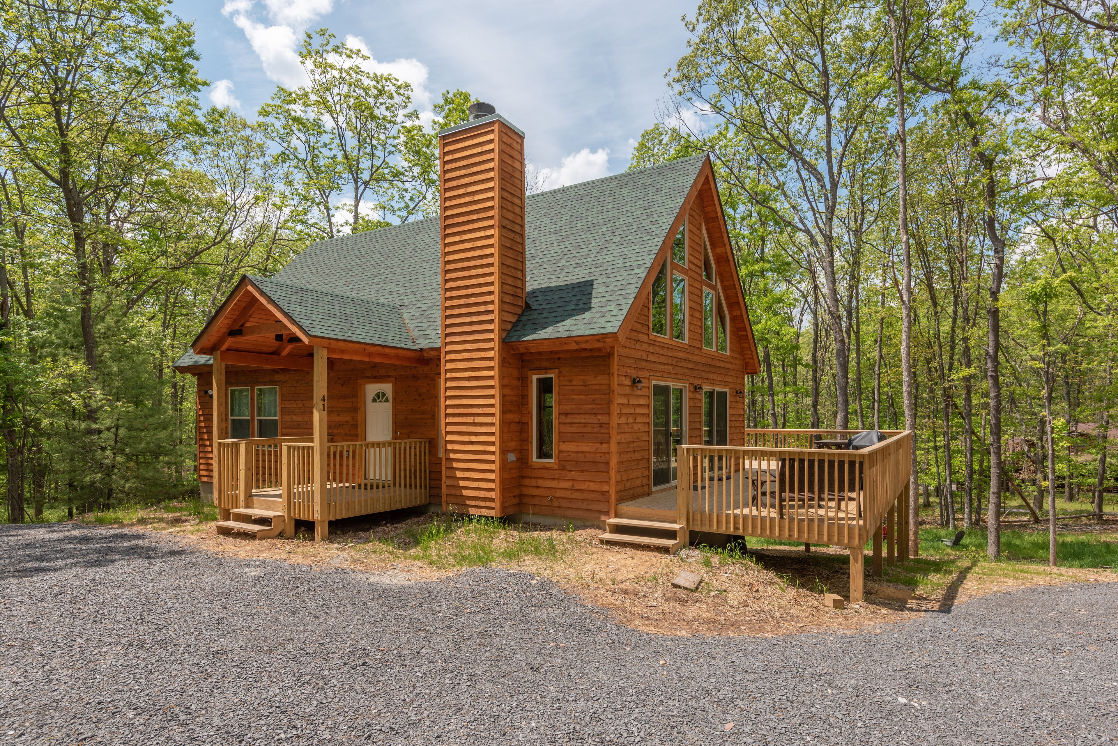 Lighthearted Lodge: Lake Access, Hot Tub, Fireplace, Fire Pit!