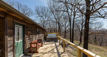Rustic Fox Den Cabin with a Hot Tub
