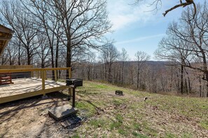 Property grounds - Rustic Fox Den Cabin with a Hot Tub (Mountainburg)