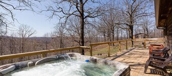 Rustic Fox Den Cabin with a Hot Tub