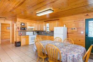 Fridge, microwave, oven, stovetop - Rustic Fox Den Cabin with a Hot Tub (Mountainburg)