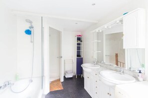 Bathroom - Spacious apartment in st Gilles close to Châtelain (Bruxelles)