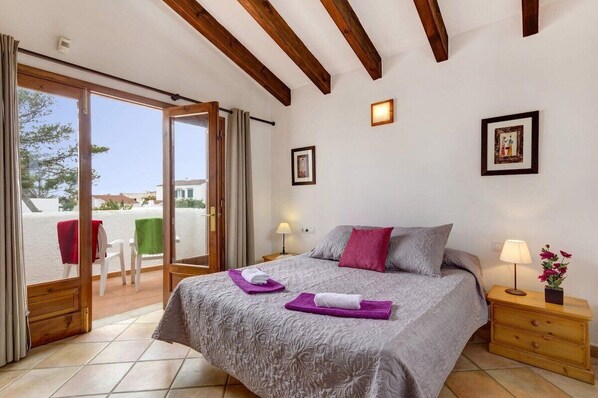 4 bedrooms, iron/ironing board, free WiFi, bed sheets