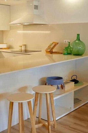 Kühlschrank, Mikrowelle, Ofen, Geschirrspüler