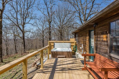 Rustic Lazy Bear Cabin with a Hot Tub