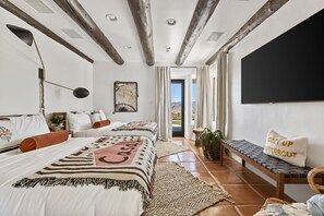 5 habitaciones, escritorio y tabla de planchar con plancha 