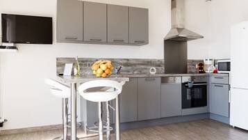 Een koelkast, een microgolfoven, een oven, een kookplaat