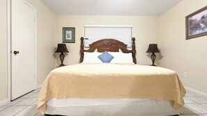 4 quartos, escrivaninha, ferros/tábuas de passar roupa