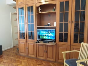 40-inch Smart TV with digital channels, TV, Netflix