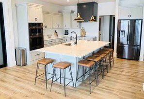 Refrigerador, microondas, horno, placa de cocina