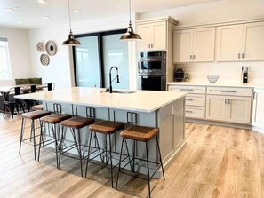 Refrigerador, microondas, horno, placa de cocina