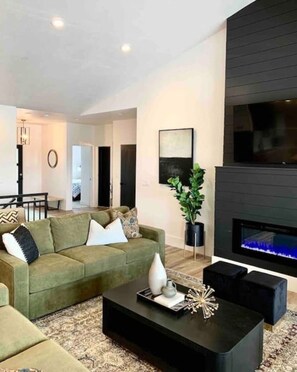 Smart TV y chimenea 