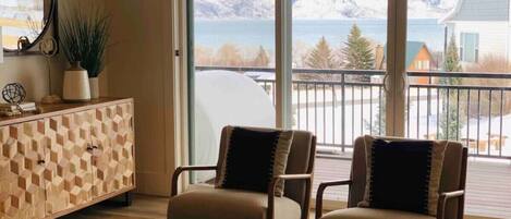 Een smart-tv en een open haard