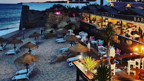 A beachside restaurant with outdoor seating and a view of the sea. - Férias Imperdíveis , Póximo da Praia, Atrações Turisticas, bom Familias /crianç (Porches - Lagoa)