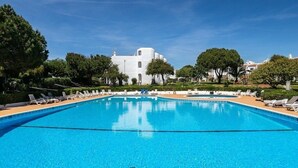 A large, clear swimming pool with lounge chairs and a white building in the background. - Férias Imperdíveis , Póximo da Praia, Atrações Turisticas, bom Familias /crianç (Porches - Lagoa)