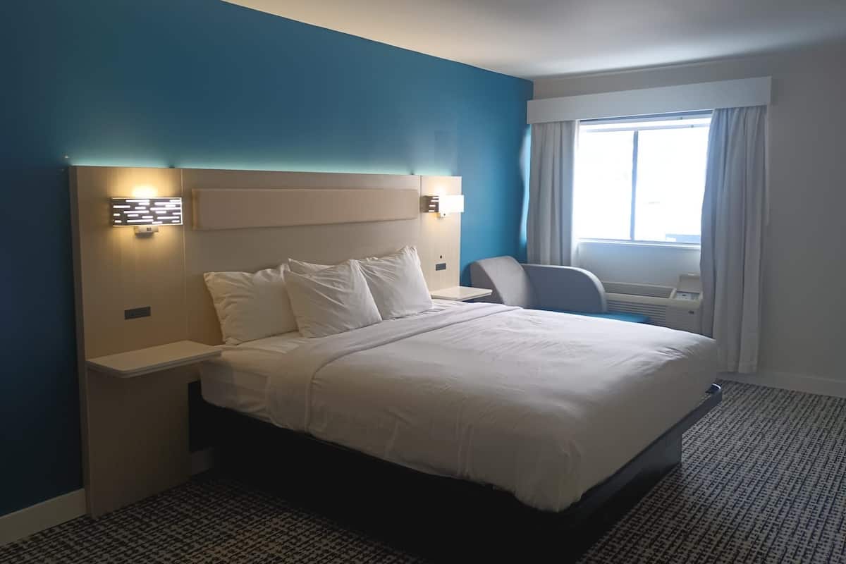 Quarto, 1 cama King, para não fumantes | Escrivaninha, Wi-Fi de cortesia, roupa de cama