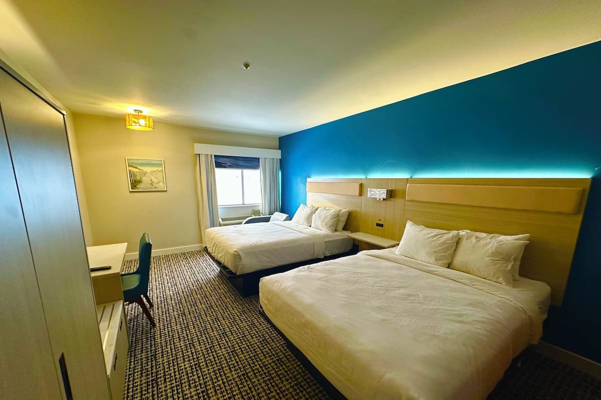 Quarto, 2 camas Queen, para não fumantes | Escrivaninha, Wi-Fi de cortesia, roupa de cama