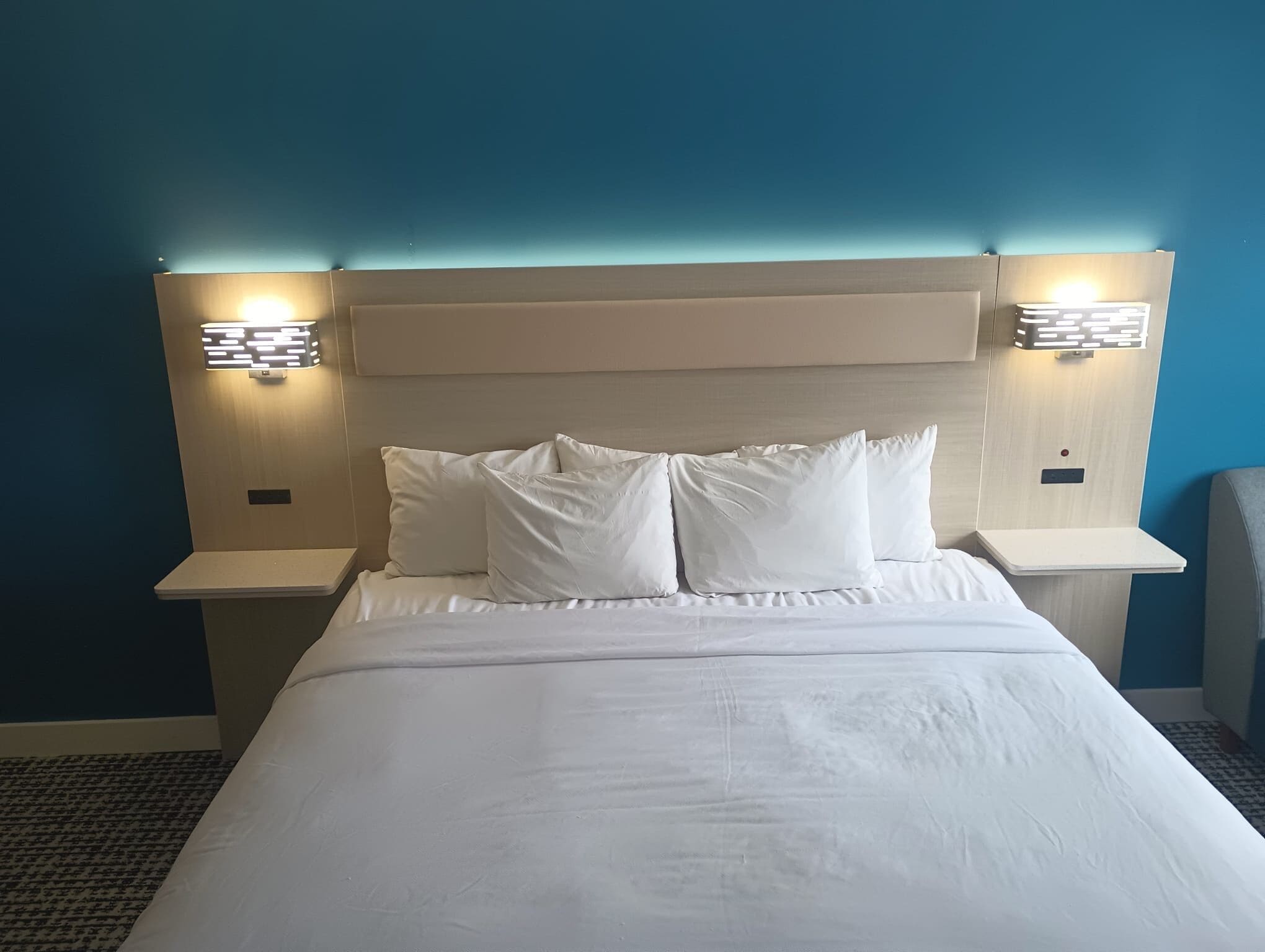 Quarto, 1 cama King, acessível, para não fumantes | Escrivaninha, Wi-Fi de cortesia, roupa de cama