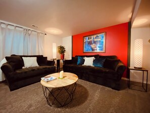 Smart TV, fireplace, table football, books - Gray Wolf Mountain Home (Eden)