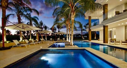 Palmas 78: Lux golf villa, full staff, lap-pool, Jacuzzi & 2 golf carts