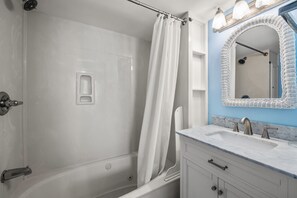 Ensemble douche/baignoire, baignoire à jets, serviettes fournies