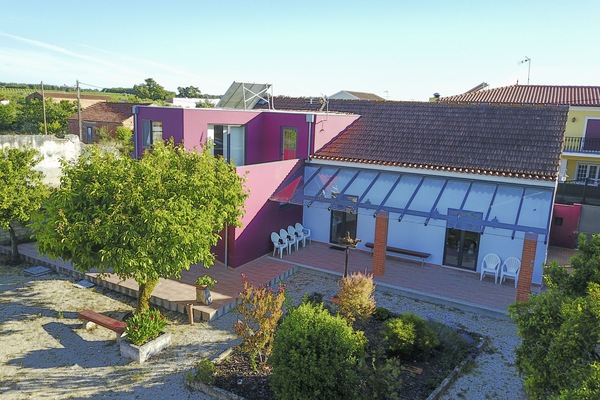 Vista da Casa Adega e espaço envolvente