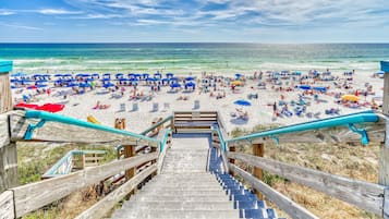 Nær stranden, solsenger og strandhåndklær
