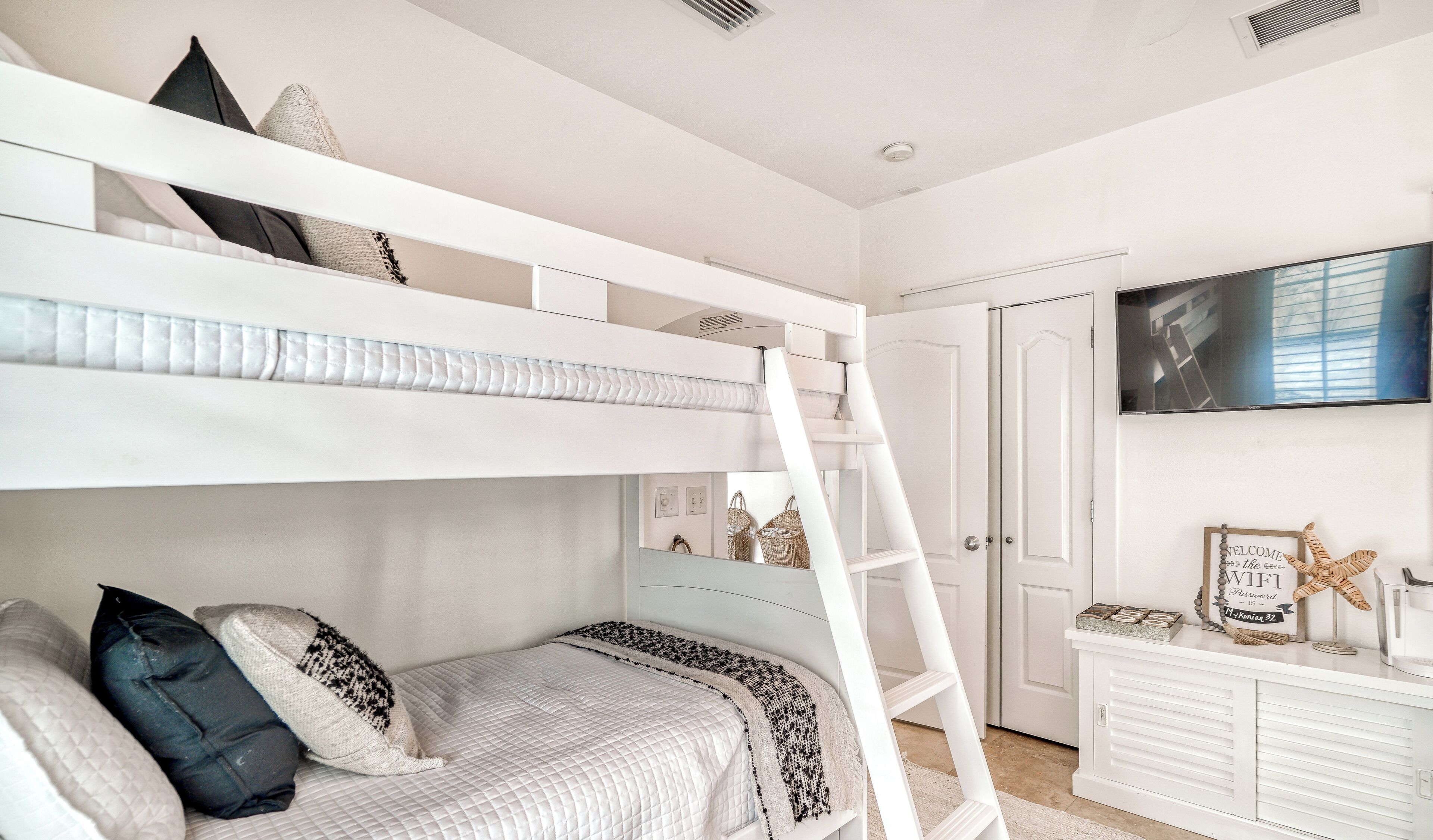 3 soverom, skrivebord, strykejern/-brett og reiseseng for barn