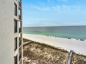 Am Strand, Sonnenschirme