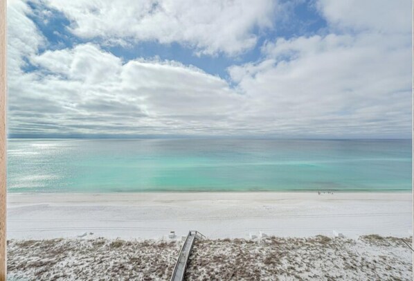På stranden och parasoller