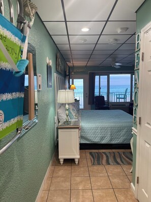 Tabla de planchar con plancha, wifi gratis y ropa de cama 