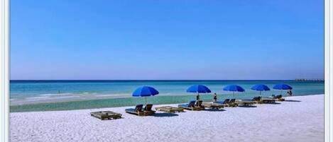 Sulla spiaggia, lettini da mare