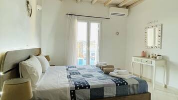 4 makuuhuonetta, tallelokero huoneessa, työpöytä, silitysrauta/-lauta